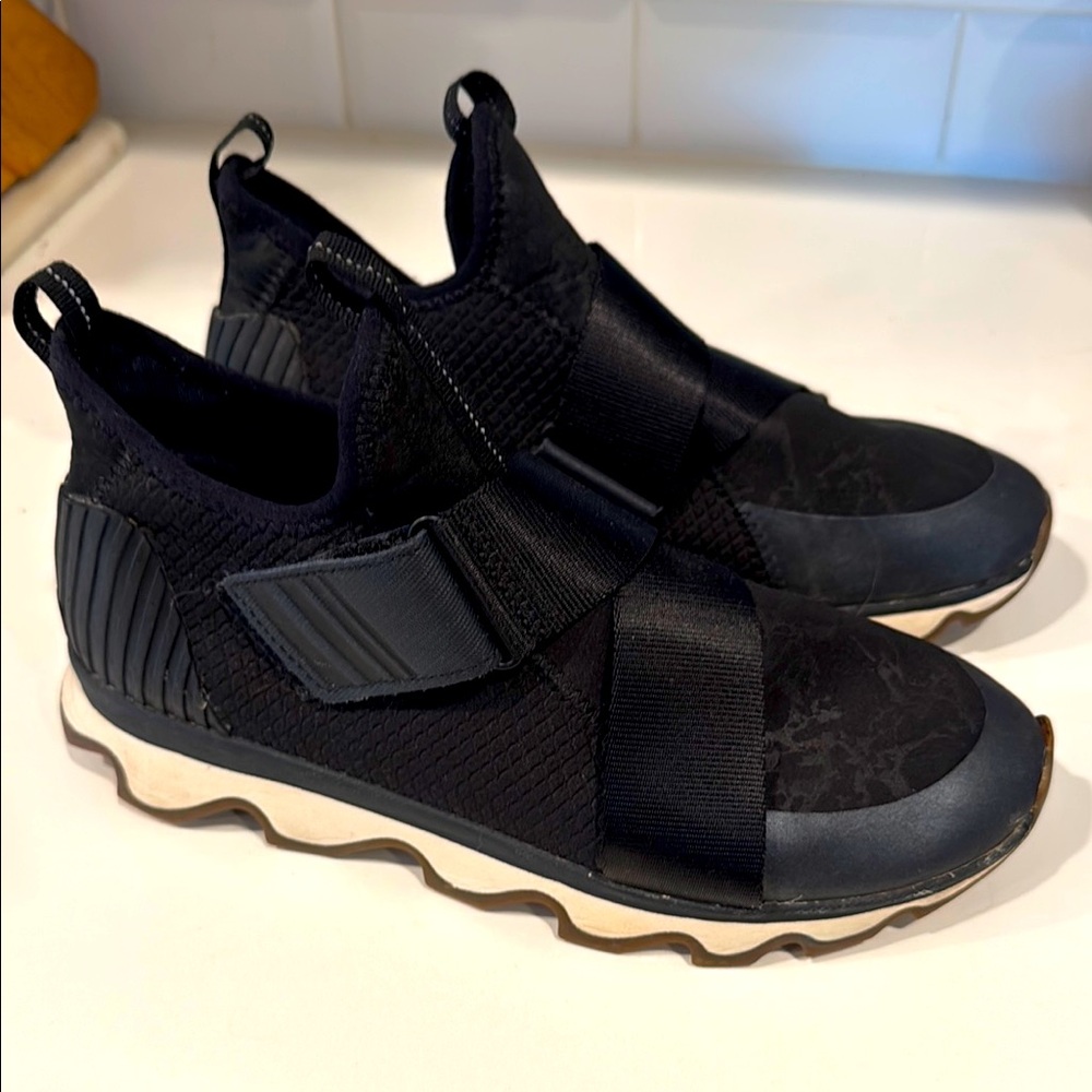 Women’s Sorel size 9 Black Slip-On Sneakers